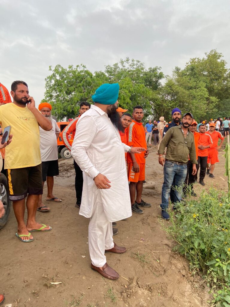 Read more about the article ਆਖਰੀ ਉਮੀਦ ਐਨਜੀਓ ਵੱਲੋ ਹੜ ਪੀੜਤਾ ਦੀ ਦਿਨ ਰਾਤ ਸੇਵਾ ਜਾਰੀ.