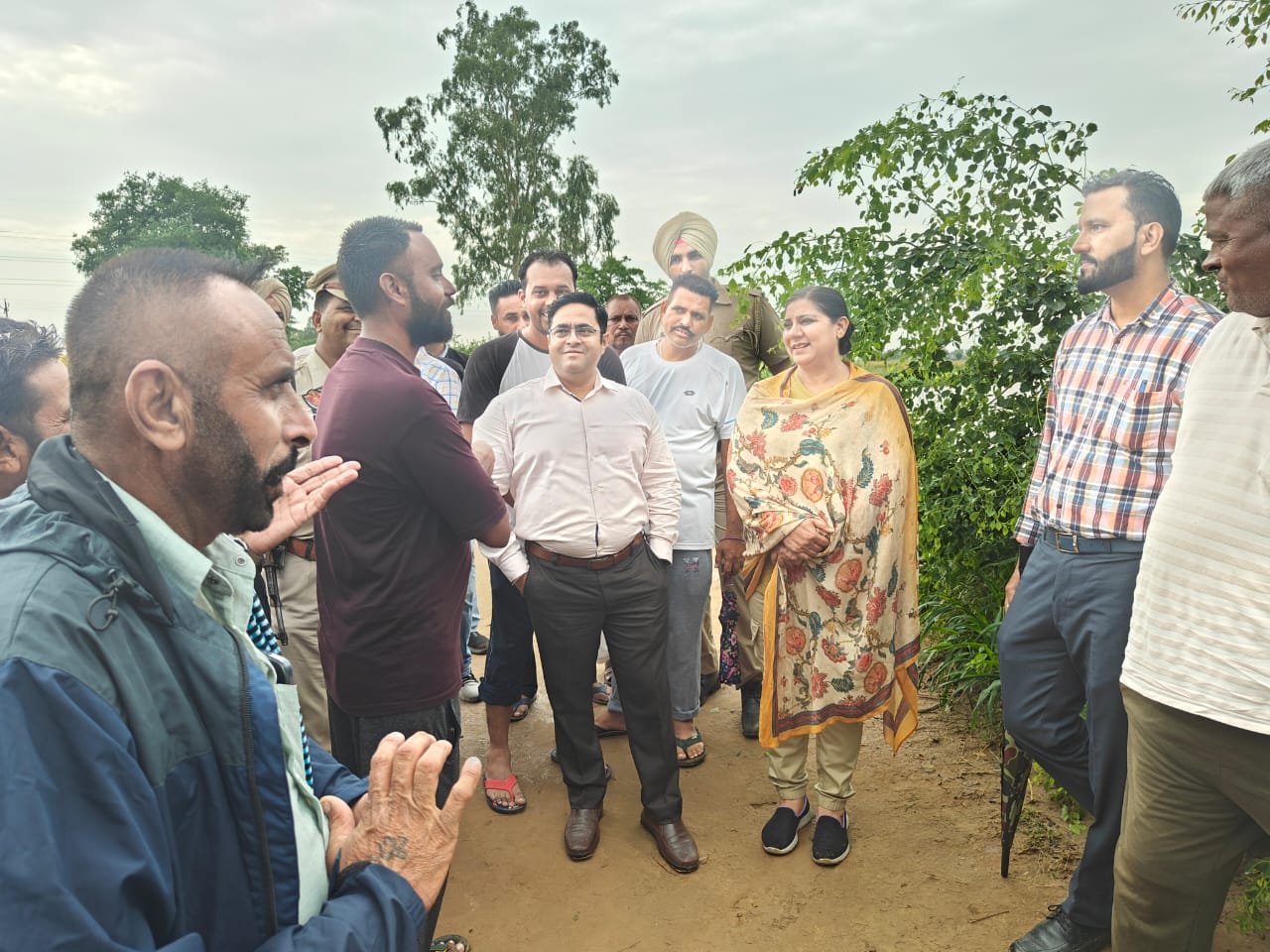 You are currently viewing ਡਿਪਟੀ ਕਮਿਸ਼ਨਰ ਨੇ ਨਕੋਦਰ ਵਿਖੇ ਨਹਿਰ ’ਚ ਪਏ ਪਾੜ ਨੂੰ ਪੂਰਨ ਦੇ ਕੰਮ ਦਾ ਲਿਆ ਜਾਇਜ਼ਾ