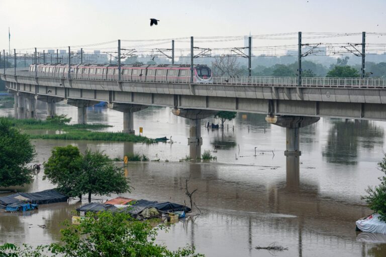 Read more about the article ਯਮੁਨਾ ’ਚ ਪਾਣੀ ਦਾ ਪੱਧਰ 207.25 ਮੀਟਰ ਤੱਕ ਪੁੱਜਿਆ, ਹੋਰ ਵਧਣ ਦਾ ਖ਼ਦਸ਼ਾ