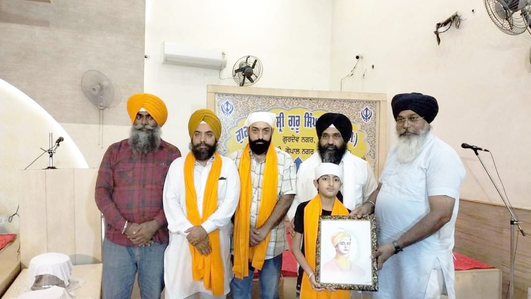 You are currently viewing ਬਾਲ ਕਲਾਕਾਰ ਭਵਯ ਬਤਰਾ ਦੁਆਰਾ ਤਿਆਰ ਗੁਰੂ ਹਰਿਕ੍ਰਿਸ਼ਨ ਸਾਹਿਬ ਜੀ ਦੀ ਤਸਵੀਰ ਗੁਰਦੁਆਰਾ ਗੁਰਦੇਵ ਨਗਰ ਵਿਖੇ ਰਿਲੀਜ਼ ਕੀਤੀ