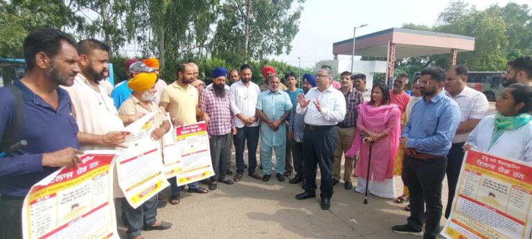 Read more about the article ਪੰਜਾਬ ਰੋਡਵੇਜ਼ ਵਰਕਸ਼ਾਪ-2 ਵਿਖੇ ਸਟਾਫ਼ ਨੂੰ ਡੇਂਗੂ ਤੋਂ ਬਚਾਅ ਪ੍ਰਤੀ ਕੀਤਾ ਜਾਗਰੂਕ