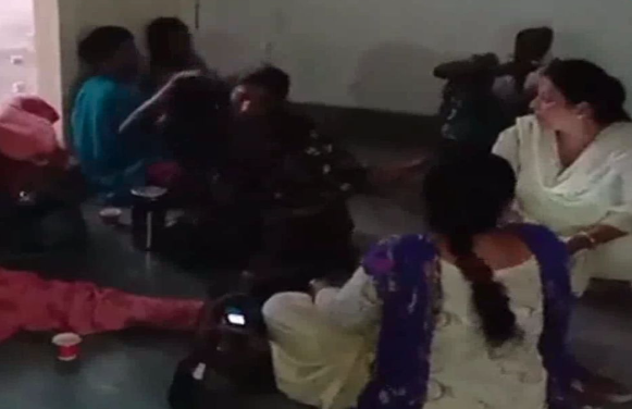 Read more about the article ਹਸਪਤਾਲ ਬਿਜਲੀ ਨਾ ਹੋਣ ਕਾਰਨ ਮੋਬਾਇਲ ਦੀ ਟਾਰਚ ਜਗਾ ਕੇ ਕੀਤੀ ਡਲੀਵਰੀ