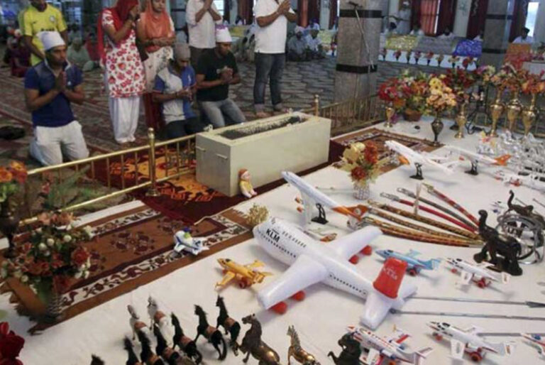 Read more about the article ਗੁਰਦੁਆਰਿਆਂ ਵਿੱਚ ਹਵਾਈ ਜਹਾਜ਼ ਵਰਗੇ ਖਿਡੌਣੇ ਚੜ੍ਹਾਉਣ ਦੀ ਪ੍ਰਥਾ ਨੂੰ ਰੋਕਣ ਲਈ ਸੇਵਾਦਾਰਾਂ ਨੂੰ ਦਿੱਤੀਆਂ ਹਦਾਇਤਾਂ