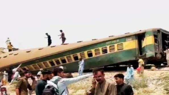 Read more about the article पाकिस्तान में बड़ा रेल हादसा, हजारा एक्सप्रेस की 10 बोगियां पटरी से उतरीं, 15 की मौत