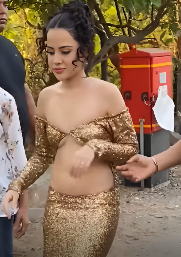 Read more about the article बेशर्मी की हदें पार करते देख लोग बोले- गंद मचाया हुआ है…