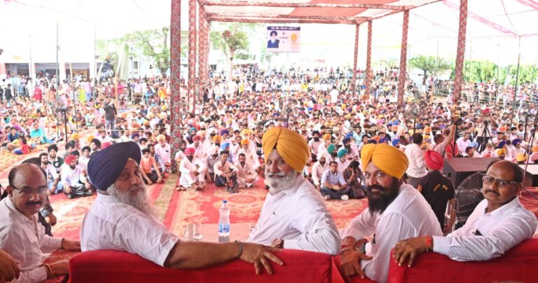 Read more about the article ਸੀਨੀਅਰ ਆਈ ਏ ਐਸ ਅਫਸਰਾਂ ਨੂੰ ਬਲੀ ਦਾ ਬੱਕਰਾ ਬਣਾਉਣ ਲਈ ਅਸਤੀਫਾ ਦੇਣ: ਸੁਖਬੀਰ ਸਿੰਘ ਬਾਦਲ