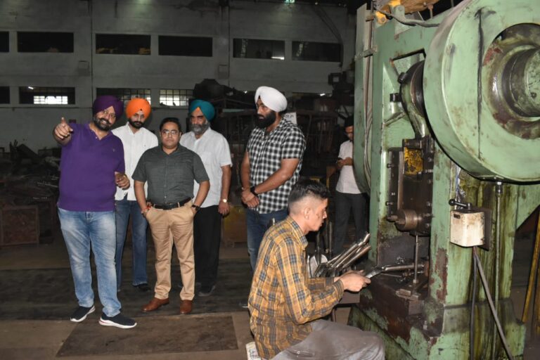 Read more about the article ਡਿਪਟੀ ਕਮਿਸ਼ਨਰ ਵਲੋਂ ਕਾਲਾ ਬੱਕਰਾ ਵਿਖੇ ਉਦਯੋਗਿਕ ਇਕਾਈ ਦਾ ਦੌਰਾ