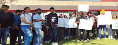 Read more about the article ਕੈਨੇਡਾ ਵਿਚ ਪੜ੍ਹਨ ਗਏ ਵਿਦਿਆਰਥੀਆਂ ਨੇ ਕਾਲਜਾਂ ਵੱਲੋਂ ਰਿਹਾਇਸ਼ ਮੁਹੱਈਆ ਨਾ ਕਰਵਾਉਣ ਵਜੋਂ ਕਾਲਜਾਂ ਦੇ ਬਾਹਰ ਲਾਏ ਧਰਨੇ