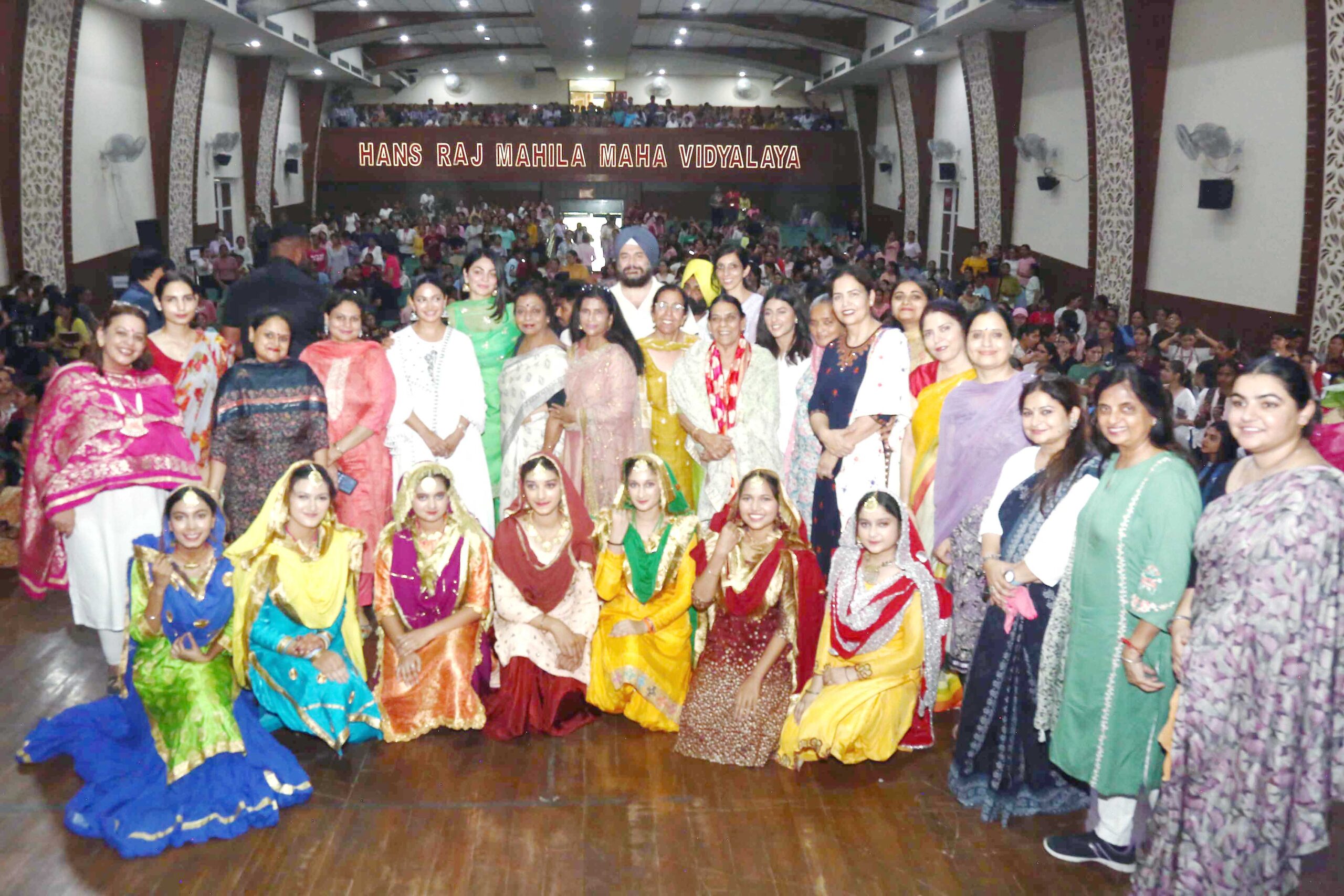 You are currently viewing ਐਚ.ਐਮ.ਵੀ. ਵਿਖੇ ਪਹੁੰਚੀ ਪੰਜਾਬੀ ਫਿਲਮ ਬੂਹੇ- ਬਾਰੀਆਂ ਦੀ ਟੀਮ