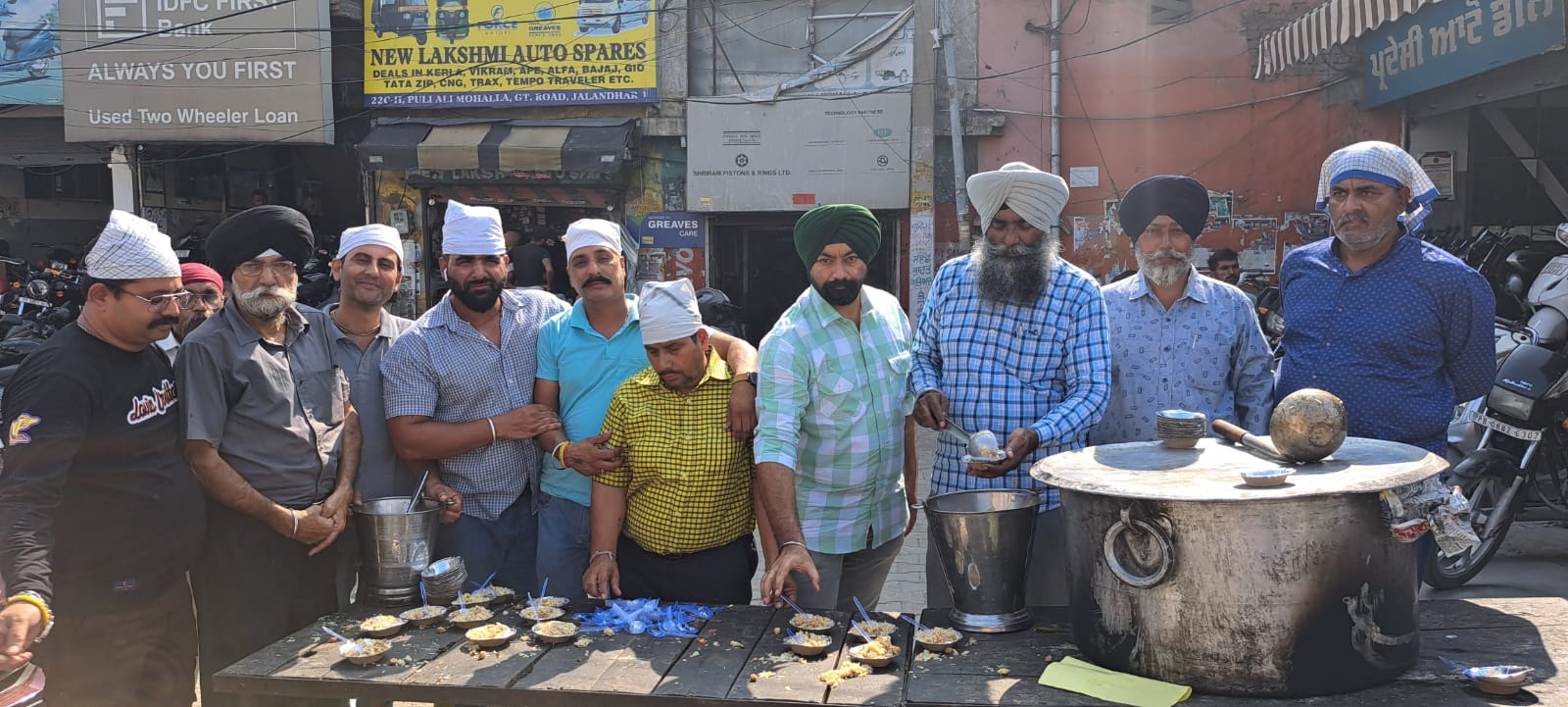 You are currently viewing ਧੰਨ-ਧੰਨ ਸਾਹਿਬ ਸ੍ਰੀ ਗੁਰੂ ਗਰੰਥ ਸਾਹਿਬ ਜੀ ਦੇ ਪਹਿਲੇ ਪ੍ਰਕਾਸ਼ ਪੂਰਬ ਨੂੰ ਸਮਰਪਿਤ ਸਕੂਟਰ ਮਾਰਕੀਟ ਵਿੱਚ ਲੰਗਰ ਲਗਾਏ ਗਏ