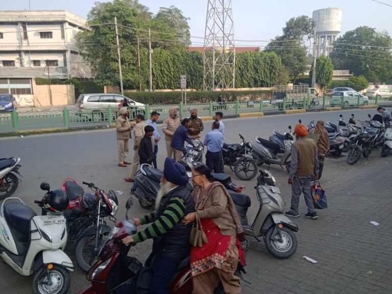 Read more about the article ਡੀਮਮਾਰਟ ਦੇ ਬਾਹਰ ਨਜਾਇਜ ਤੌਰ ’ਤੇ ਖੜ੍ਹੇ ਵਾਹਨਾਂ ਦੇ ਕੱਟੇ ਚਲਾਣ