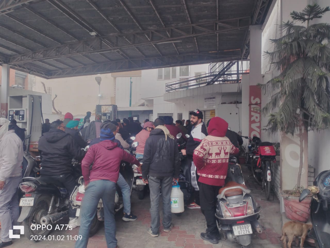 You are currently viewing ਪੰਜਾਬ ‘ਚ ਪੈਟਰੋਲ ਪੰਪਾਂ ‘ਤੇ ਲੱਗੀਆਂ ਲੰਬੀਆਂ ਲਾਈਨਾਂ,ਮੁੱਕਣ ਲੱਗਾ ਪੈਟਰੋਲ-ਡੀਜ਼ਲ!