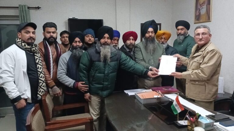 Read more about the article ਸਿੱਖਾ ਦੀਆਂ ਧਾਰਮਿਕ ਭਾਵਨਾਵਾਂ ਸੰਬੰਧੀ ਪੁਲਿਸ ਕਮਿਸ਼ਨਰ ਨੂੰ ਦਿੱਤਾ ਮੰਗ ਪੱਤਰ