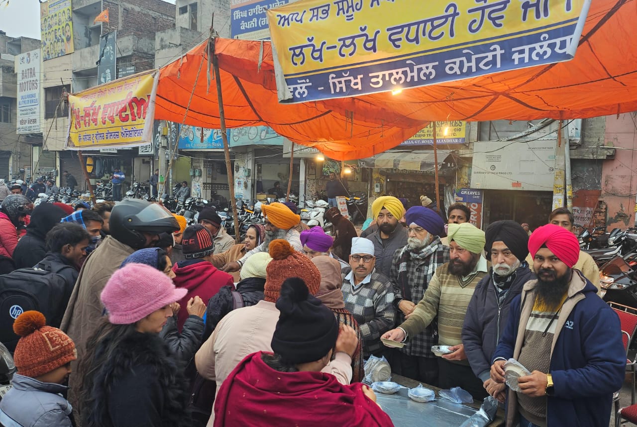 You are currently viewing ਦਸ਼ਮੇਸ਼ ਪਿਤਾ ਜੀ ਦੇ ਪ੍ਰਕਾਸ਼ ਪੁਰਬ ਦੇ ਸੰਬੰਧ ਵਿੱਚ ਨਿਕਲੇ ਨਗਰ ਕੀਰਤਨ ਦੇ ਸਵਾਗਤ ਵਿੱਚ ਸਿੱਖ ਤਾਲਮੇਲ ਕਮੇਟੀ ਵੱਲੋਂ ਵਿਸ਼ਾਲ ਲੰਗਰ ਲਗਾਏ ਗਏ