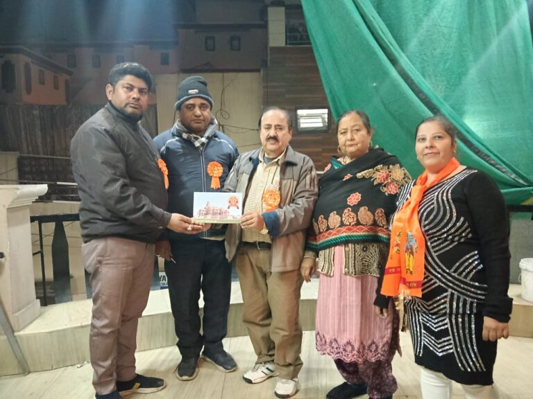 Read more about the article भर्गो कैंप वार्ड नंबर 45 में पूजित अक्षत वह निमंत्रण पत्र वितरित किया