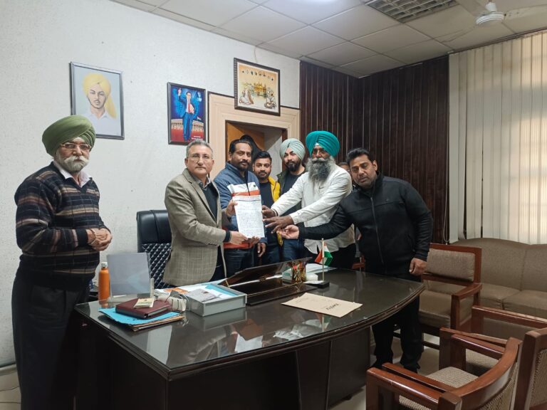 Read more about the article ਟੂ ਵੀਲਰ ਡੀਲਰ ਐਸੋਸੀਏਸ਼ਨ ਵੱਲੋਂ ਡੀਸੀਪੀ ਸੰਦੀਪ ਸ਼ਰਮਾ ਨੂੰ ਦਿੱਤਾ ਮੰਗ ਪੱਤਰ