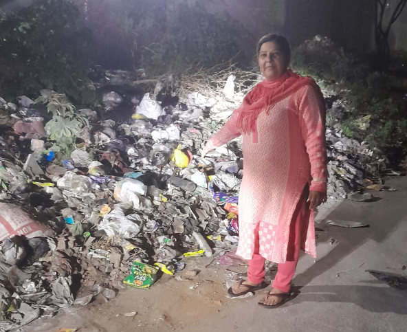 Read more about the article वार्ड नंबर 45 में लोग कूड़े के ढेर से प्रेशान