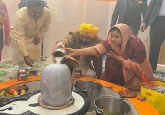 Read more about the article CM ਭਗਵੰਤ ਮਾਨ ਨੇ ਆਪਣੀ ਪਤਨੀ ਸਮੇਤ ਮੋਹਾਲੀ ਦੇ ਸ਼ਿਵ ਮੰਦਰ ਮੱਥਾ ਟੇਕਿਆ