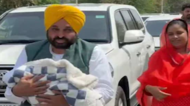 Read more about the article ਨਵਜੰਮੀ ਧੀ ਨੂੰ ਗੋਦ ‘ਚ ਚੁੱਕ ਘਰ ਆਏ CM ਮਾਨ