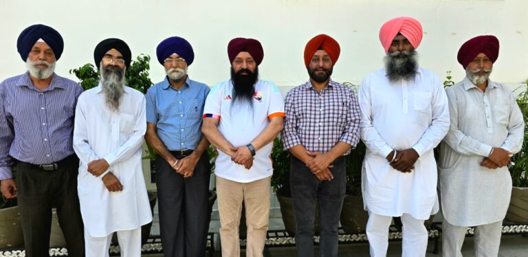 Read more about the article ਖਾਲਸਾ ਸਾਜਨਾ ਦਿਵਸ ਤੇ ਸਿੱਖ ਕੌਮ ਦੀ ਚੜ੍ਹਦੀ ਕਲਾ ਦੇ ਪ੍ਰਤੀਕ ਨਿਸ਼ਾਨ ਸਾਹਿਬ ਆਪਣੇ ਘਰਾਂ ਤੇ ਲਾਓ