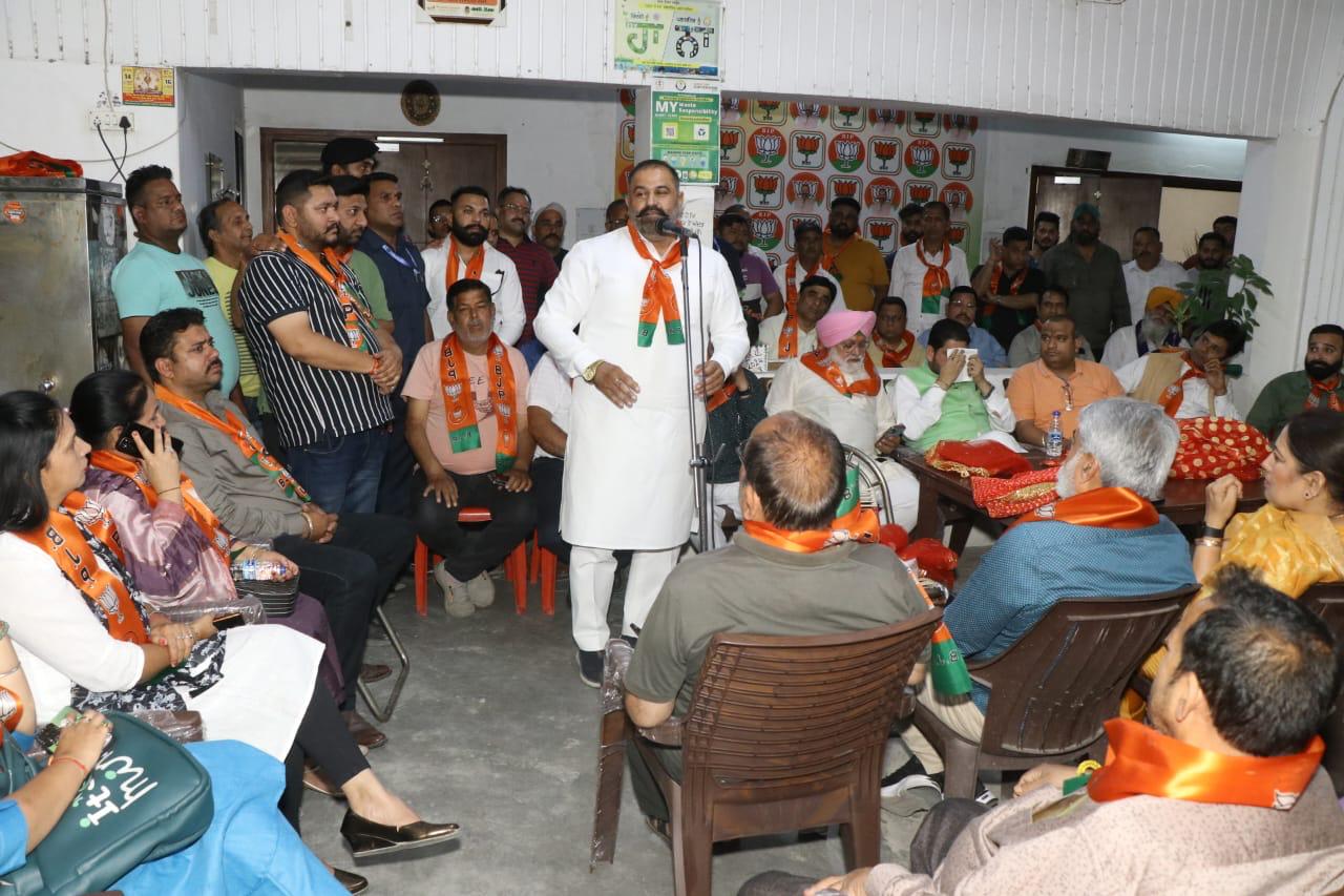 You are currently viewing वेस्ट हल्के में गुंडागर्दी, भय, नशा तस्करी खत्म करने के लिये भाजपा को वोट दे :सुशील रिंकु