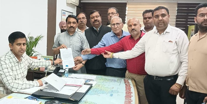 Read more about the article भ्रष्टाचार के आरोपी केजरीवाल की बजाय पंजाब की चिन्ता करें मुख्यमंत्री भगवंत मान : किशन लाल शर्मा दिन दिहाड़े