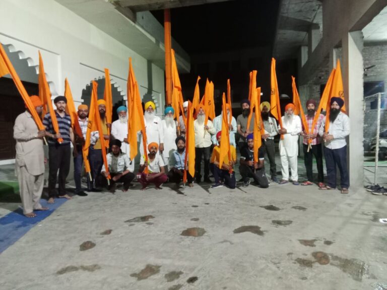 Read more about the article ਖਾਲਸਾ ਸਾਜਨਾ ਦਿਵਸ ਮੋਕੇ ਘਰਾਂ ਤੇ ਕੇਸਰੀ ਨਿਸ਼ਾਨ ਸਾਹਿਬ ਝੁਲਾਉਣ ਲਈ ਸੰਗਤਾਂ ‘ਚ ਭਾਰੀ ਉਤਸ਼ਾਹ