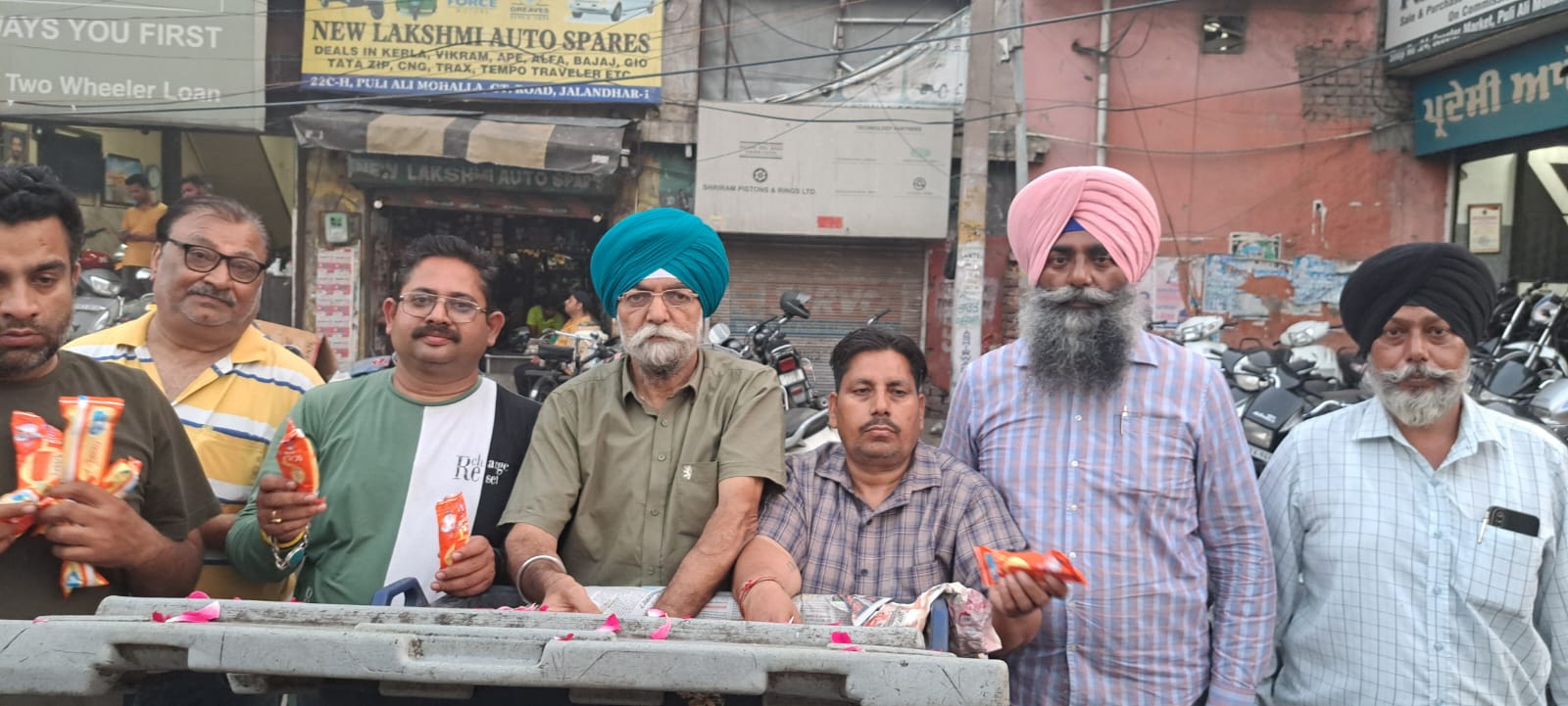 You are currently viewing ਭਗਵਾਨ ਪਰਸ਼ੂ ਰਾਮ ਜੀ ਦੀ ਸ਼ੋਭਾ ਯਾਤਰਾ ਵਿੱਚ ਆਟੋ ਡੀਲਰਸ ਐਸੋਸੀਏਸ਼ਨ ਵੱਲੋਂ ਲੰਗਰ ਲਗਾਏ ਗਏ