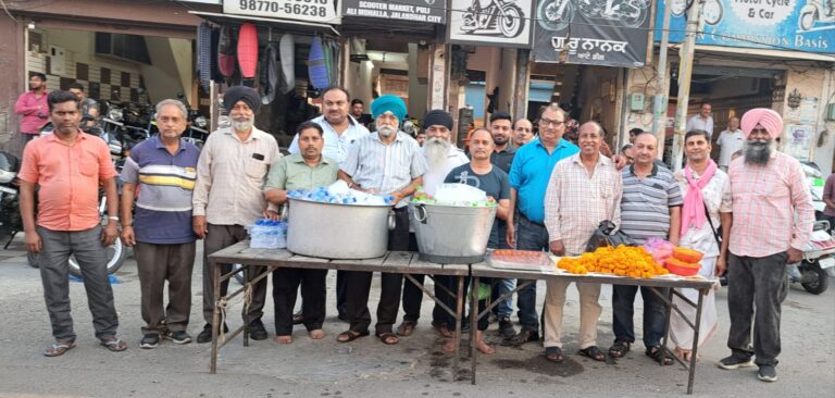 Read more about the article ਜਨਮ ਸ਼ਤਾਬਦੀ ਦੇ ਸੰਬੰਧ ਵਿੱਚ ਨਿਕਲੀ ਸ਼ੋਭਾ ਯਾਤਰਾ ਤੇ ਆਟੋ ਡੀਲਰ ਐਸੋਸੀਏਸ਼ਨ ਵੱਲੋਂ ਫੁੱਲਾਂ ਦੀ ਵਰਖਾ ਤੇ ਲੰਗਰ ਲਗਾਇਆ