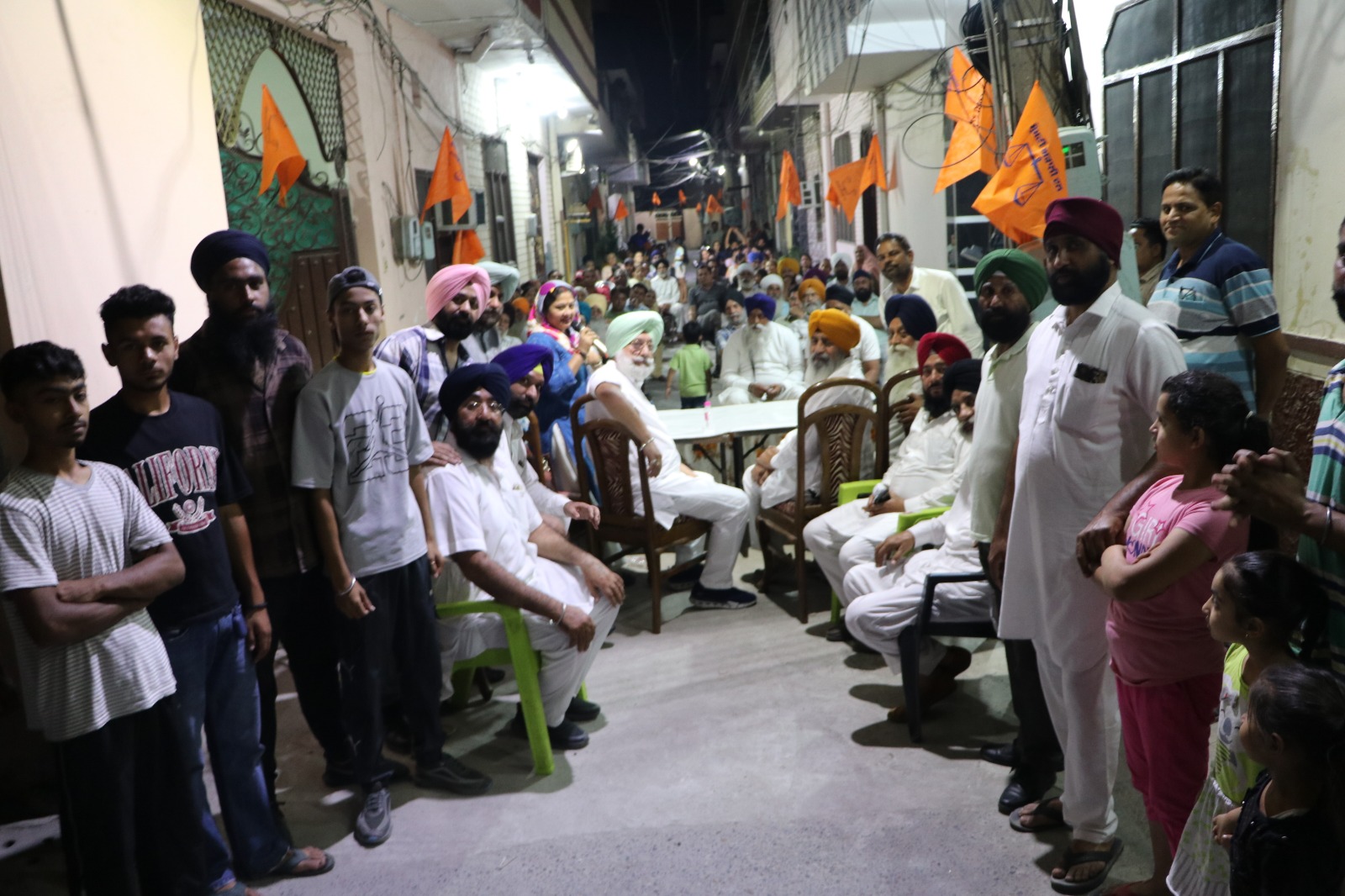 You are currently viewing ਮਹਿੰਦਰ ਸਿੰਘ ਕੇਪੀ ਦੇ ਹੱਕ ਚ ਰਵਿੰਦਰ ਸਿੰਘ ਸਵੀਟੀ ਦੇ ਗ੍ਰਹਿ ਗੁਰਦੇਵ ਨਗਰ ਵਿਖੇ ਮੀਟਿੰਗ