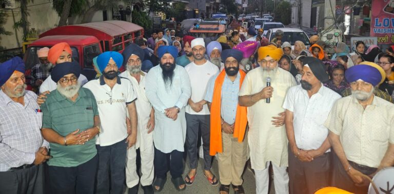 Read more about the article ਸ਼ਬਦ ਚੌਂਕੀ ਵਿਚ ਗੁਰੂ ਜਸ ਕਰਦੀਆਂ ਸੰਗਤਾਂ ਵੱਡੀ ਗਿਣਤੀ ਵਿੱਚ ਸ਼ਾਮਿਲ ਹੋਈਆਂ