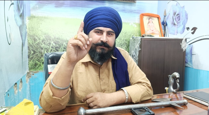 Read more about the article ਮਾਲੇਵਾਲ ਦੀ ਕੁੱਟਮਾਰ ਮਾਮਲੇ ਵਿੱਚ ਮਹਿਲਾ MP ਨੂੰ ਨਿਆ ਨਾ ਮਿਲਣ ‘ਤੇ ਕਿਸਾਨ ਯੂਨੀਅਨ ਦਾ ਐਲਾਨ