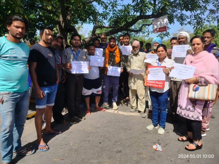 Read more about the article ਹਮਸਫਰ ਯੂਥ ਕਲੱਬ ਨੇ ਮਜਦੂਰ ਦਿਵਸ ਮੌਕੇ ਮਜਦੂਰਾਂ ਨੂੰ ਸਕੀਮਾਂ ਤੇ ਵੋਟ ਪਾਉਣ ਬਾਰੇ ਕੀਤਾ ਜਾਗਰੁਕ