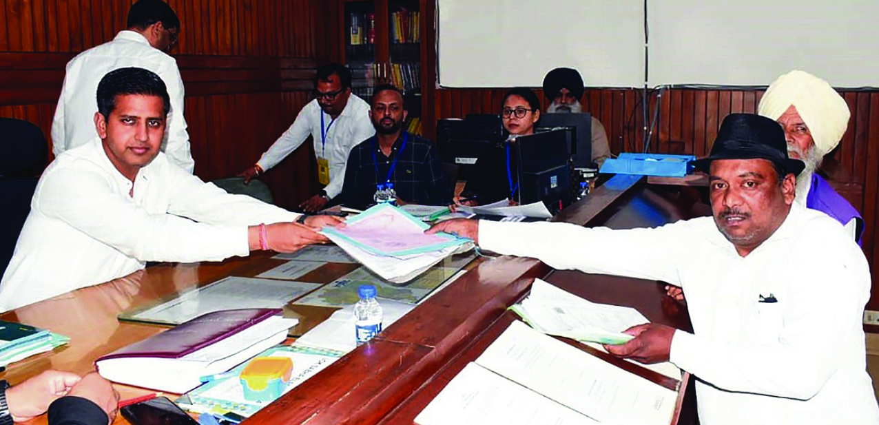 Read more about the article ਹਲਕਾ ਜਲੰਧਰ ਤੋਂ ਆਜ਼ਾਦ ਉਮੀਦਵਾਰ ਨੀਟੂ ਸ਼ਟਰਾਂ ਨਾਮਜ਼ਦਗੀ ਪੱਤਰ ਦਾਖ਼ਲ