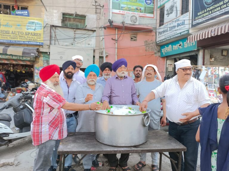 Read more about the article ਗੁਰੂ ਅਰਜਨ ਦੇਵ ਜੀ ਦੇ ਪ੍ਰਕਾਸ਼ ਪੁਰਬ ਤੇ ਆਟੋ ਡੀਲਰ ਐਸੋਸੀਏਸ਼ਨ ਵੱਲੋਂ ਲੰਗਰ ਲਗਾਏ ਗਏ