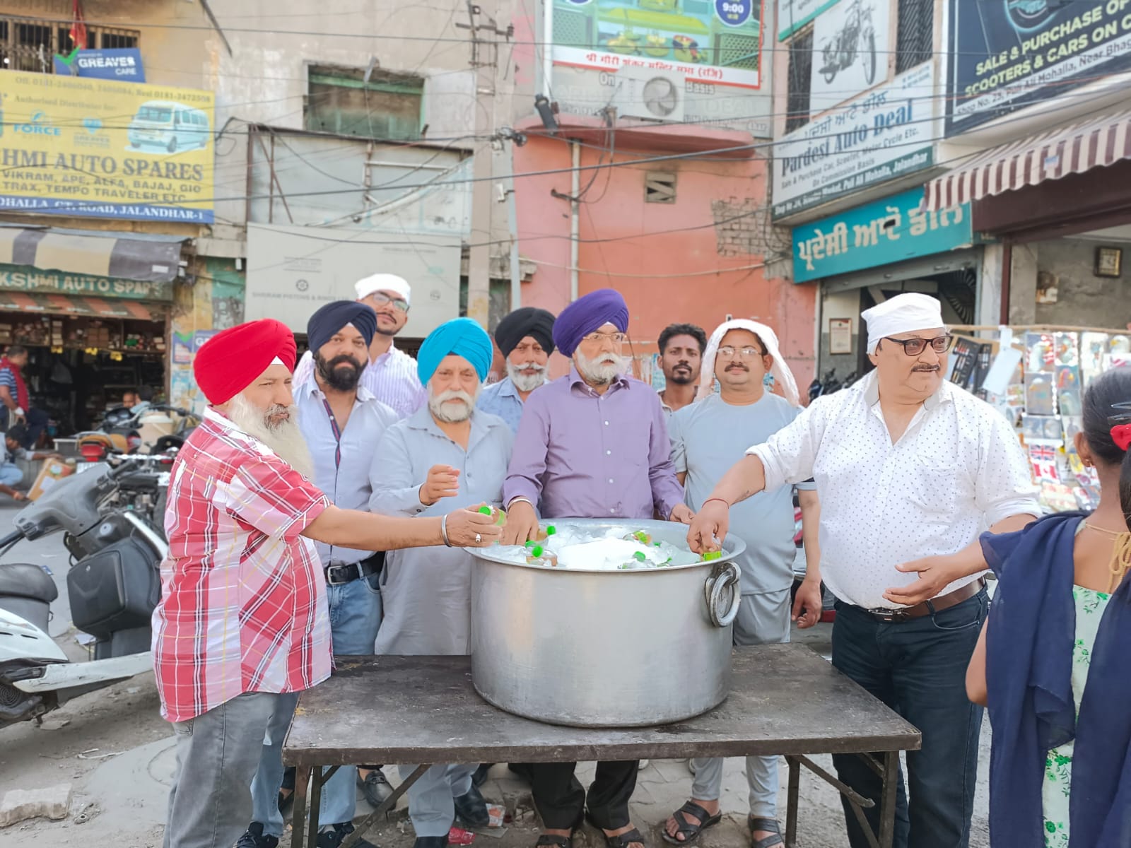 You are currently viewing ਗੁਰੂ ਅਰਜਨ ਦੇਵ ਜੀ ਦੇ ਪ੍ਰਕਾਸ਼ ਪੁਰਬ ਤੇ ਆਟੋ ਡੀਲਰ ਐਸੋਸੀਏਸ਼ਨ ਵੱਲੋਂ ਲੰਗਰ ਲਗਾਏ ਗਏ