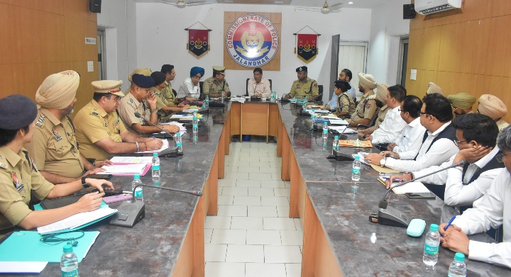 Read more about the article पुलिस के सामने आने वाली चुनौतियों को समझने और सुलझाने के लिए चर्चा की गई