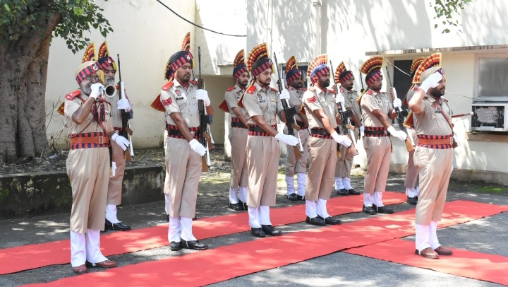 Read more about the article सफ़ाई कर्मचारियों के कल्याण और अधिकारों को सुनिश्चित बनाने के अधिकारियों को दिए निर्देश