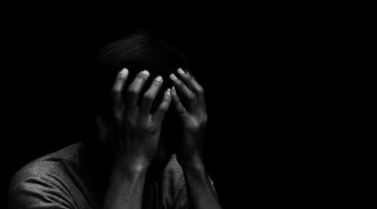 Read more about the article ਕਰਜ਼ ਤੋਂ ਪਰੇਸ਼ਾਨ ਪਰਿਵਾਰ ਨੇ ਟ੍ਰੇਨ ਅੱਗੇ ਮਾਰੀ ਛਾਲ