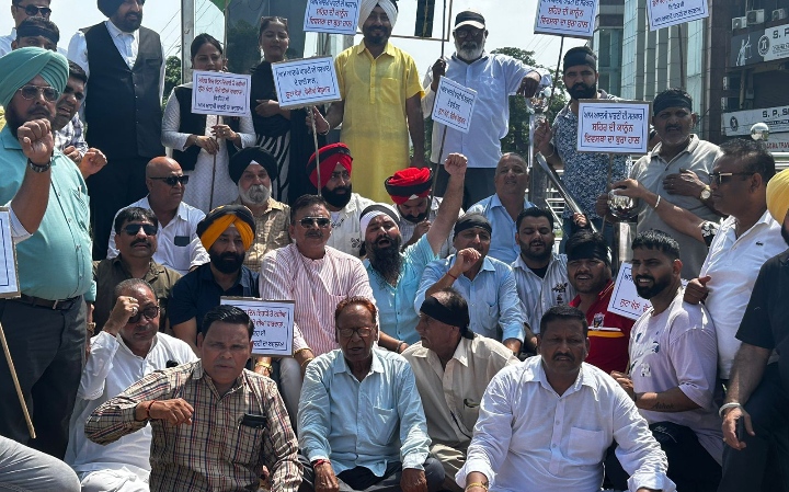 Read more about the article ਸਰਕਾਰ ਦੇ ਖਿਲਾਫ ਸ਼ਹਿਰ ਦੀ ਵਿਗੜੀ ਹੋਈ ਕਾਨੂੰਨ ਵਿਵਸਥਾ ਨੂੰ ਲੈ ਕੇ ਰੋਸ਼ ਪ੍ਰਦਰਸ਼ਨ ਕੀਤਾ