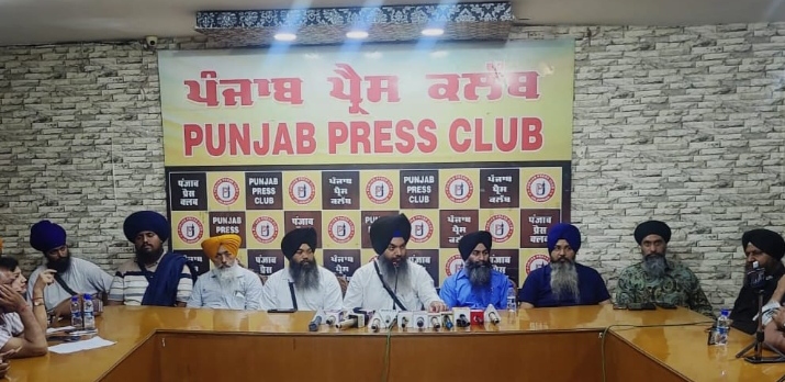 Read more about the article ਪੰਜਾਬ ਪ੍ਰੈਸ ਕਲੱਬ ਜਲੰਧਰ ਵਿਖੇ ਗੁਰਦਾਸ ਮਾਨ ਵਲੋਂ ਮੰਗੀ ਜਾ ਰਹੀ ਮੁਆਫ਼ੀ ਸੰਬੰਧੀ ਕਾਨਫਰੰਸ