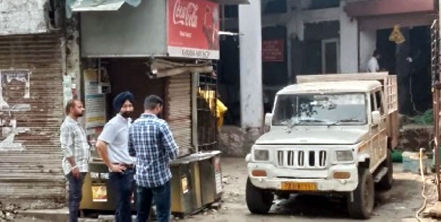 Read more about the article वेरका मिल्क प्लांट के कर्मचारी फैक्ट्री में पहुंच कर जांच