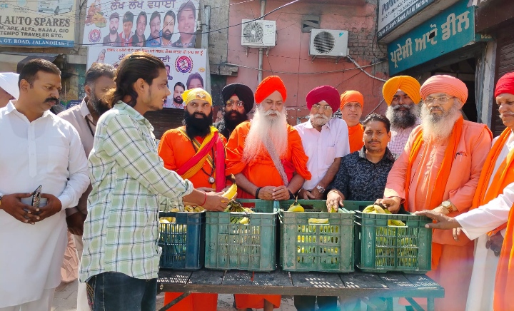 Read more about the article ਸੰਗਤਾਂ ਵਾਸਤੇ ਫਰੂਟ ਦੇ ਲੰਗਰ ਲਗਾਏ ਗਏ ਲੰਗਰ ਦੀ ਸੇਵਾ