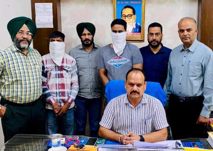 Read more about the article रिश्वत लेता एस. एच. ओ. और उसका साथी विजीलैंस ब्यूरो द्वारा काबू