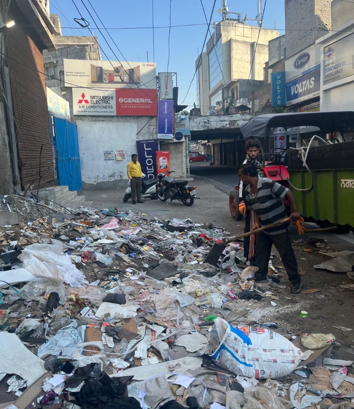 Read more about the article नगर निगम ने संजय गांधी मार्किट में साफ करवाया