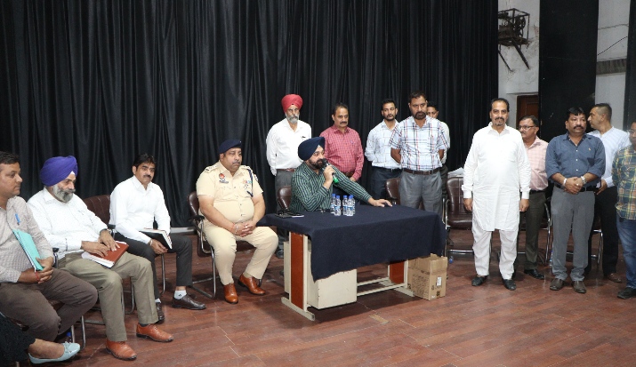 Read more about the article ਵਿਸਫੋਟਕ ਨਿਯਮ 2008 ਦੇ ਤਹਿਤ ਪਟਾਕਿਆਂ ਦੀ ਵਿਕਰੀ ਲਈ 20 ਅਸਥਾਈ ਲਾਇਸੈਂਸ ਜਾਰੀ ਕੀਤੇ