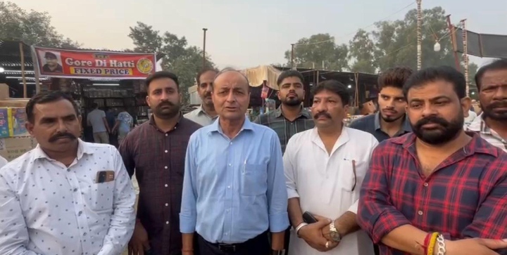 Read more about the article ਪਟਾਕਾ ਕਾਰੋਬਾਰੀਆਂ ਨੂੰ ਜਾਣ ਬੁੱਝ ਤੰਗ ਪਰੇਸ਼ਾਨ ਕਰ ਰਿਹਾ ਪ੍ਰਸ਼ਾਸ਼ਨ: ਰਜਿੰਦਰ ਬੇਰੀ 