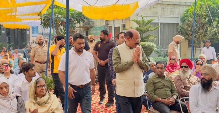 Read more about the article आश्रम में बुजुर्गों और दिव्यांगों के साथ मनाई दिवाली