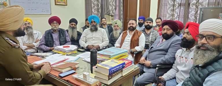 Read more about the article ਕਰਨ ਵਾਲੇ ਗੈਰ ਪੰਜਾਬੀ ਤੇ ਸਿੱਖ ਤਾਲਮੇਲ ਕਮੇਟੀ ਵਲੋਂ ਪਰਚਾ ਦਰਜ ਕਰਕੇ ਸਲਾਖਾ ਵਿਚ ਬੰਦ ਕਰਵਾਇਆ