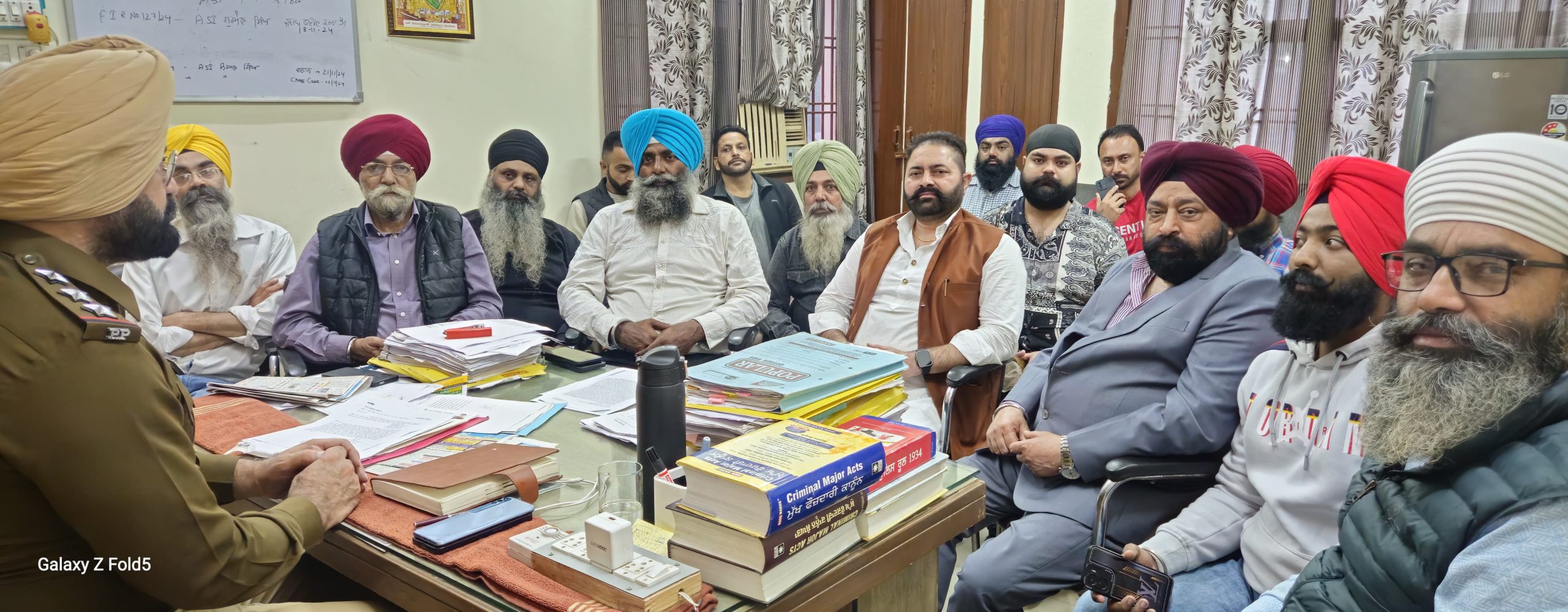 You are currently viewing ਕਰਨ ਵਾਲੇ ਗੈਰ ਪੰਜਾਬੀ ਤੇ ਸਿੱਖ ਤਾਲਮੇਲ ਕਮੇਟੀ ਵਲੋਂ ਪਰਚਾ ਦਰਜ ਕਰਕੇ ਸਲਾਖਾ ਵਿਚ ਬੰਦ ਕਰਵਾਇਆ